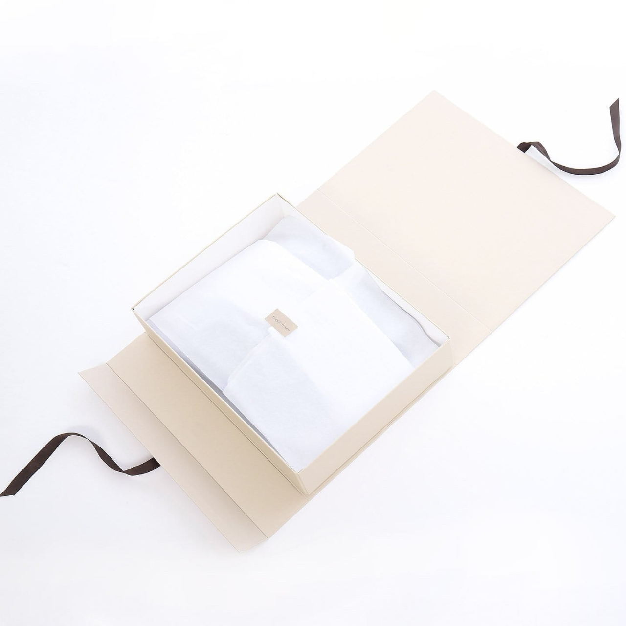 Роскошная упаковочная коробка в форме книги для платья с лентой